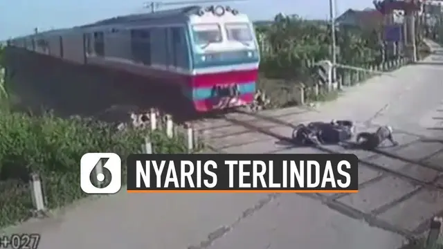 VIDEO: Ngeri, Pemotor Nyaris Terlindas Kereta Api