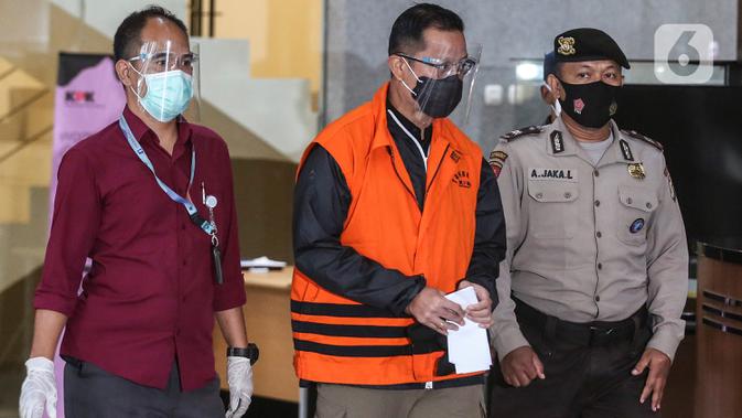 Menteri Sosial Juliari Batubara digiring petugas usai pemeriksaan di Gedung KPK, Jakarta, Minggu (6/12/2020). Juliari Batubara yang ditetapkan sebagai tersangka atas dugaan menerima suap terkait pengadaan bantuan sosial COVID-19 di Kementerian Sosial resmi ditahan KPK. (Liputan6.com/Johan Tallo)