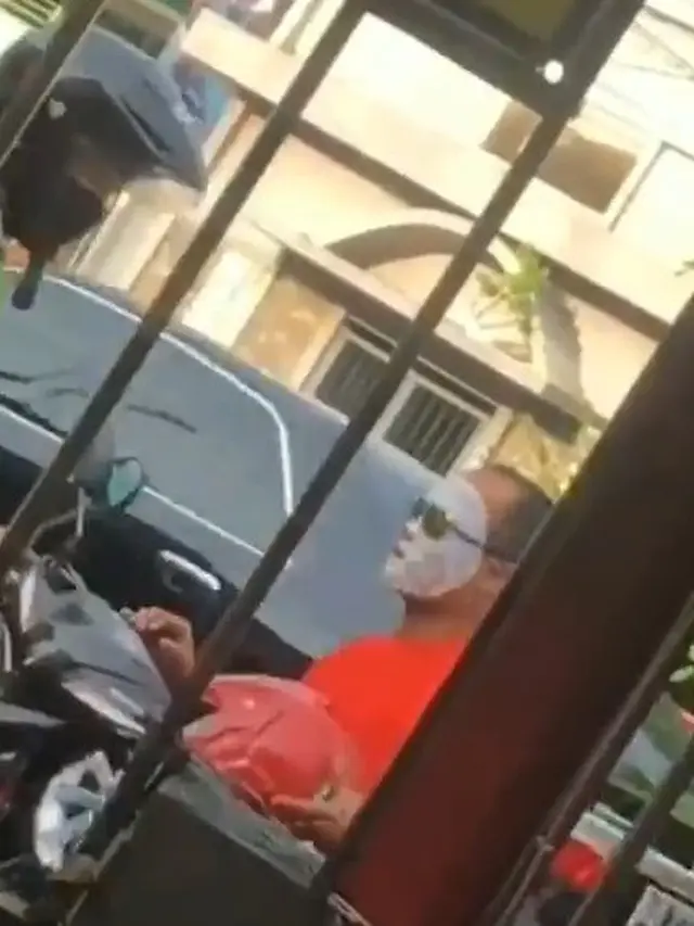 pria kenakan masker kecantikan