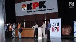 Bupati Batubara OK Arya Zulkarnain (kedua kiri) bersama tersangka lainnya saat digiring petugas usai pemeriksaan di Gedung KPK, Jakarta, Kamis (14/9). Arya Zulkarnain diduga menerima suap pembangunan infrastruktur TA 2017.(Liputan6.com/Helmi Fithriansyah)