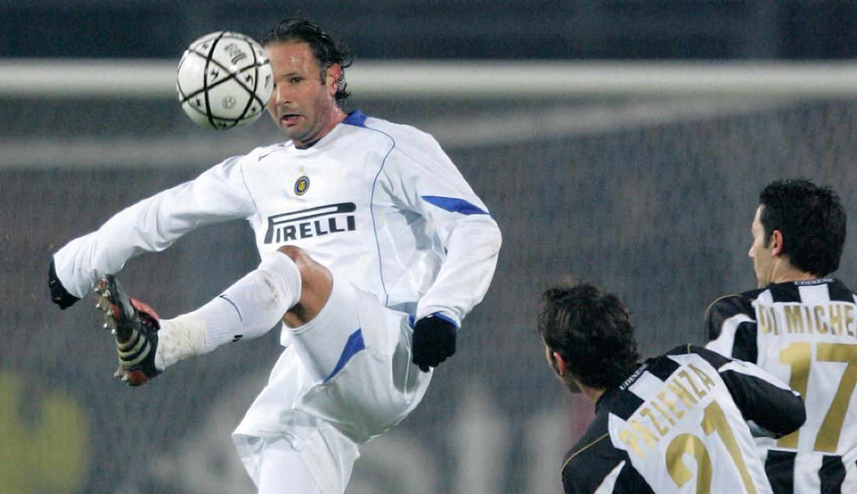 Sinisa Mihajlovic sering dijuluki sebagai Raja Tendangan Bebas. Ia tercatat telah mencetak 28 gol lewat tendangan bola mati selama berkarier di Serie A. Bersama Andrea Pirlo, Mihajlovic masih memegang rekor untuk gol tendangan bebas terbanyak di Serie A. (AFP/Carlo Baroncini)