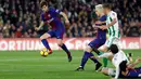 Pemain Barcelona, Sergi Roberto berusaha mengendalikan bola saat bertandang ke markas Real Betis pada pertandingan lanjutan La Liga di Stadion Benito Villamarin, Minggu (21/1). Barcelona menang telak 5-0 atas tuan rumah Real Betis. (AP/Miguel Morenatti)