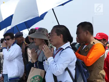 Keluarga korban pesawat Lion Air PK-LQP  penerbangan TJ 610 dengan tujuan Jakarta-Pangkal Pinang doa bersama di atas KRI Banda Aceh di Perairan Tanjung karawang, Jawa Barat, Selasa (6/11). (Merdeka.com/Imam Buhori)