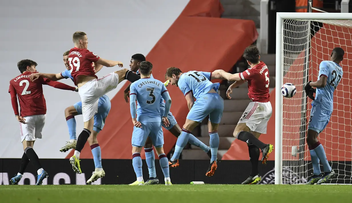 Bek West Ham, Craig Dawson (ketiga kanan) mencetak gol bunuh diri ke gawang Manchester United pada pekan 29 Liga Inggris 2020-2021 di Old Trafford, Senin dinihari WIB (15/3/2021). Manchester United atau MU berhasil mencuri poin penuh usai kalahkan West Ham 1-0. (AP Photo/Peter Powell,Pool)