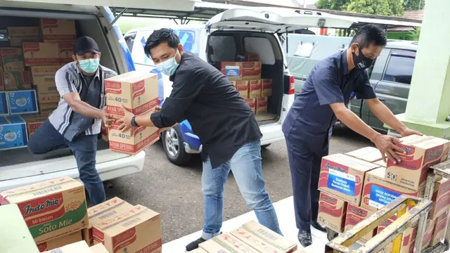 Peruri menyerahkan bantuan untuk korban bencana banjir yang melanda Kabupaten Karawang
