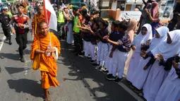 Perjalanan para Biksu ini mendapat pengawalan polisi, tentara, hingga ormas. (merdeka.com/Arie Basuki)