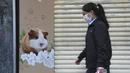 Sebuah toko hewan peliharaan ditutup setelah beberapa hamster peliharaan dinyatakan positif virus corona di Hong Kong, Selasa (18/1/2022). Sekitar 2.000 hewan kecil termasuk hamster usai sejumlah hamster di sebuah toko hewan peliharaan positif Covid-19. (AP Photo/Kin Cheung)