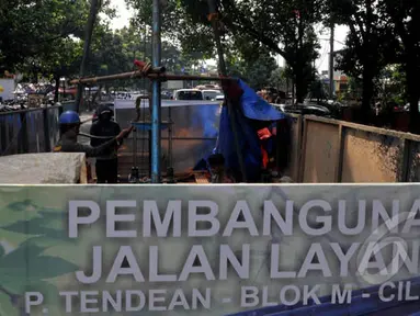 Pekerja melakukan uji fisik tanah untuk pembangunan proyek Jalan Layang Tendean-Ciledug di Mayestik, Jakarta, Rabu (4/1/2015). (Liputan6.com/Johan Tallo)