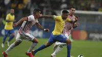 Gabriel Jesus, penyerang Timnas Brasil berusaha lolos dari kepungan pemain Paraguay (AP Photo/Natacha Pisarenko)