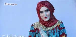 Adelia Wilhelmina menemani Pasha Ungu merayakan lebaran di Palu.