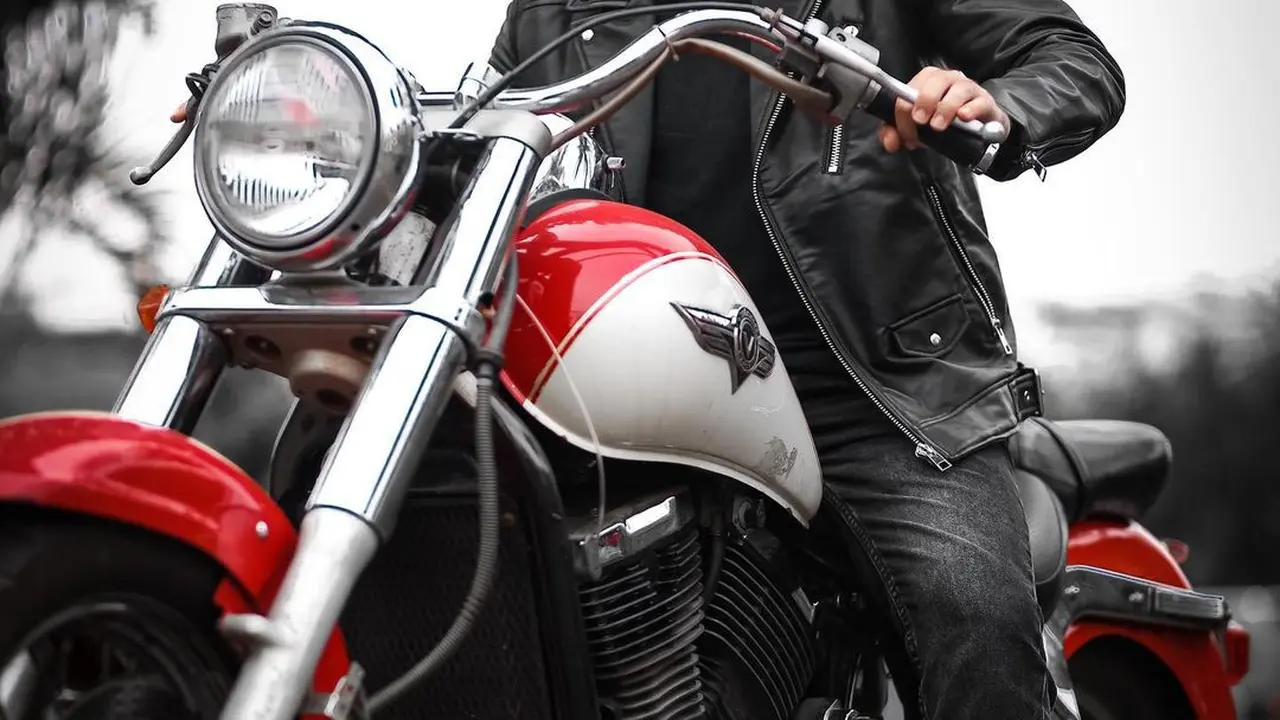 6 Gaya Valentino Peter dengan Moge Ini Tampil Makin Macho