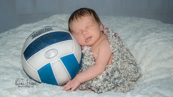 Dipeluk Sarung Tangan Ayah yang Telah Tiada, Bayi Ini Tersenyum