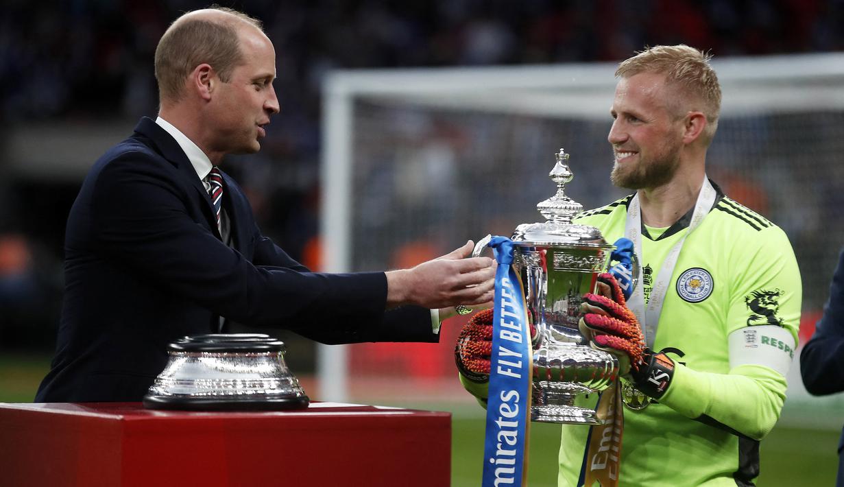 Kasper Schmeichel. Kiper Leicester City berusia 34 tahun ini mampu membawa timnya menjuarai Piala FA musim 2020/2021 lalu. Ia juga berjasa membawa timnya lolos ke Liga Europa dan mengantar Denmark hingga babak semifinal Euro 2020 sebelum dihentikan Inggris. (AFP/Pool/Matthew Childs)