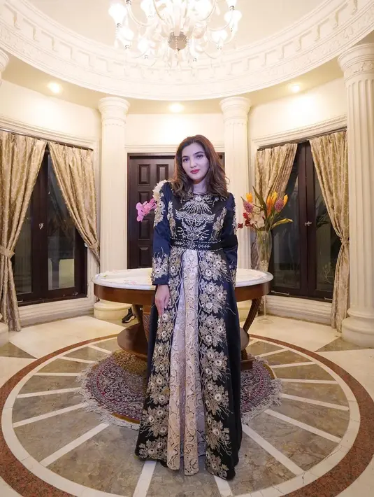 Istri Anang Hermansyah ini kerap merasakan sakit di bagian kepala yang luar biasa. Bahkan ia sempat pingsan karena tak kuat menahan rasa sakit  tersebut. Beruntung Ashanty cepat memeriksakannya dan akhirnya kini meningitis itu sudah sembuh. (Instagram/ashanty_ash)