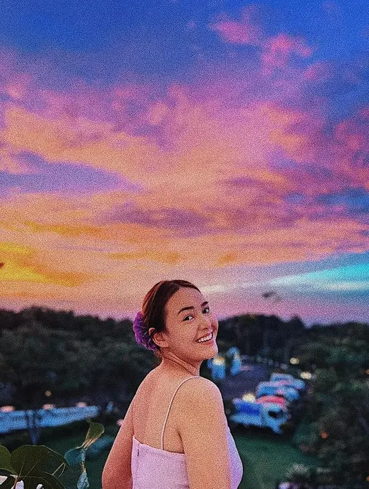 Meski memiliki rambut pendek, Amanda Manopo membuktikan rambutnya bisa di-styling dengan gaya low bun menggunakan klik besar. Klip ini juga memiliki aksen bunga yang mempercantik tampilan rambut (instagram/amandamanopo)