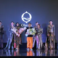 Eko Tjandra menghadirkan koleksi busana elegan dengan elemen utama batik Taliabu dalam Parade Wastra Nusantara. (c) Daniel Rakhmad Kurniawan/Fimela.com