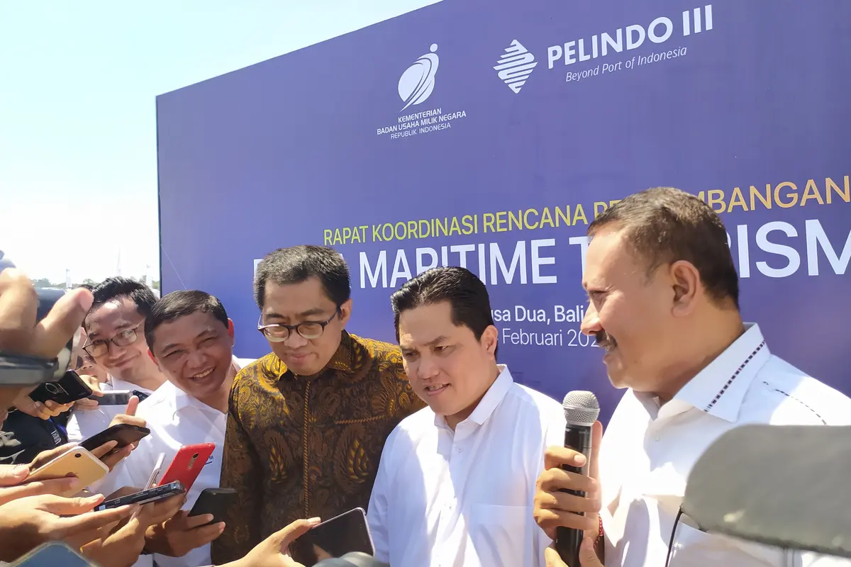 Menteri BUMN Erick Thohir bersama Ketua Komisi VI Fraksi PKB Faisol Riza meninjau Pengembangan Benoa Maritime Tourism Hub, di Pelabuhan Benoa, Bali.