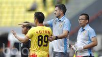 Gelandang Bhayangkara FC, Yu Jun saat diberi intruksi oleh pelatih Bhayangkara FC Simon McMenemy, saat melawan Perseru Serui, di Stadion Patriot, Bekasi, Jwawa Barat (20/04/2017). (Bola.com/M Iqbal Ichsan)
