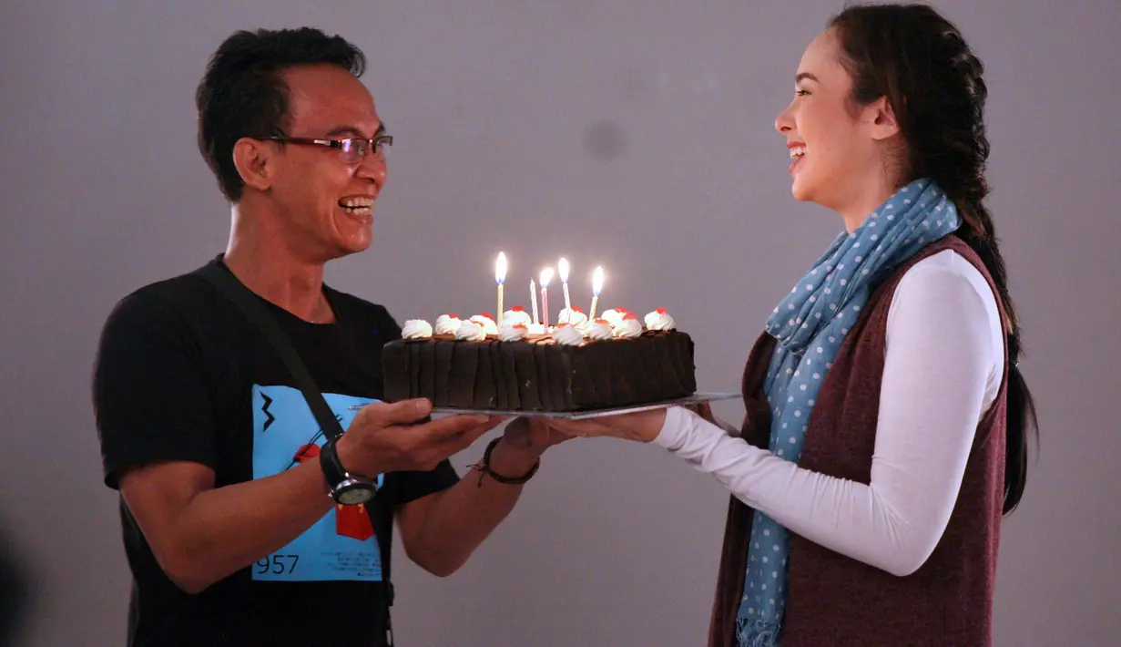 "Yang pertama ngucapin Mamah, karena mamah jemput di bandara. Terus teman sih. Gak ada pasangan kan ada teman," kata Pamela Bowie di kawasan Antasari, Jakarta Selatan, Jumat (19/10/2017). (Nurwahyunan/Bintang.com)