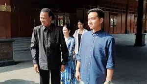 Ketua Umum GRIB Jaya Hercules Rosario Marshal dan Wali Kota Solo Gibran Rakabuming Raka di Balai Kota Solo, Kamis (15/6).(Liputan6.com/Fajar Abrori)