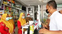 Petugas Dinas Kesehatan Lumajang memberikan sosialisasi larangan sementara penjualan obat sirup (Istimewa)