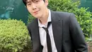 Kim Seon Ho tampil formal dengan gaya messy mengenakan setelan jas hitam dan kemeja putih. Dilengkapi dengan dasi panjang yang longgar [@seonho_kim]