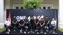 Ketua Umum Komite Olahraga Beladiri Indonesia (KOBI), Ardi Bakrie (kiri) bersama tujuh atlet MMA Indonesia saat konferensi pers mengenai pemberangkatan atlet MMA ke China yang berlangsung di Menteng, Jakarta Pusat, Senin (21/10/2024). (Bola.com/Bagaskara Lazuardi)