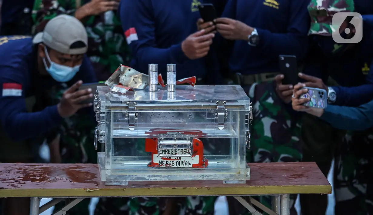 Kondisi Black box pesawat Sriwijaya Air SJ 182 yang jatuh di Kepulauan Seribu diperlihatkan di Dermaga JICT, Jakarta, Selasa (12/1/2021). Kotak hitam pesawat Sriwijaya Air SJ182 ditemukan di sekitar Pulau Laki-Pulau Lancang, Kepulauan Seribu, DKI Jakarta, pukul 16.20 WIB. (Liputan6.com/Johan Tallo)