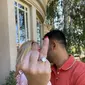 Britney Spears memamerkan cincin pertunangannya yang berupa berlian yang dirancang oleh Roman Malayev. (dok. Instagram @samasghari/ https://www.instagram.com/p/CTvPcEJP_2P/ / Gabriella Ajeng Larasati)