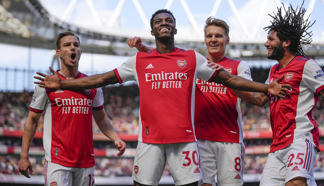 <p>Striker Arsenal berusia 22 tahun ini kembali mencatatkan namanya di papan skor lima menit kemudian. Umpan Gabriel Martinelli berhasil dicocornya ke sebelah kanan gawang tanpa bisa dijangkau Illan Meslier. Gol tersebut menambah koleksi golnya di Liga Inggris menjadi 4 di musim ini. (AP/Frank Augstein)</p>