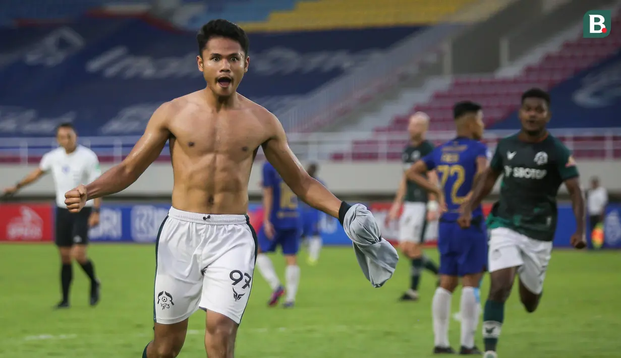 Dimas Drajad. Striker muda berusia 25 tahun yang telah 6 musim membela Persikabo 1973 ini total mencetak 11 gol musim ini di BRI Liga 1. Penyerang dengan gaya bermain yang ngotot dengan tipikal target man ini sempat menjadi andalan Timnas Indonesia di level yunior. (Bola.com/Bagaskara Lazuardi)