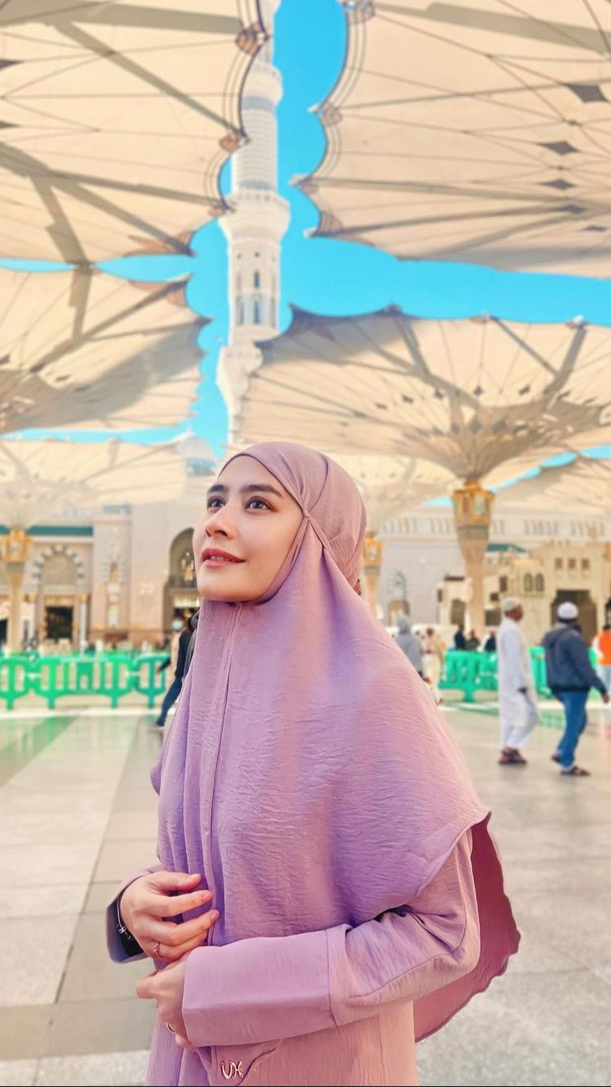 Tak banyak yang ditulis oleh Prilly dalam keterangan unggahan. Dia hanya menulis satu kata 'Madinah'.