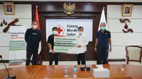 Fadil Jaidi menyerahkan donasi pada Ketua Umum Palang Merah Jusuf Kalla.