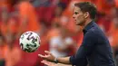 Frank de Boer. Pelatih berusia 51 tahun ini juga resmi menganggur usai ajang Euro 2020 lalu. Ia dipecat usai Timnas Belanda yang ditanganinya tersingkir di babak 16 Besar usai kalah dari Republik Ceska. Sebelumnya ia juga pernah membesut Ajax, Inter Milan dan Crystal Palace. (AFP/Pool/John Thys)