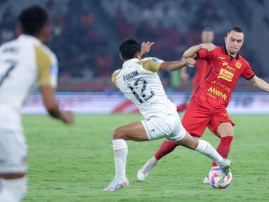 Pemain Persija Jakarta, Maciej Gajos, berebut bola dengan pemain Dewa United, Ferian Maulana, pada laga pekan kelima BRI Liga 1 2024/2025 di Stadion Utama Gelora Bung Karno, Jakarta, Senin (16/9/2024). (Bola.com/M Iqbal Ichsan)