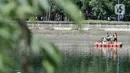 Petugas UPK Badan Air Dinas Lingkungan Hidup Provinsi DKI Jakarta membersihkan sampah di Danau Cincin, Papanggo, Jakarta Utara, Selasa (28/1/2020). Pembersihan sampah yang berasal dari pemukiman sekitar tersebut rutin dilakukan guna menjaga danau tetap bersih dan nyaman. (merdeka.com/Iqbal Nugroho)