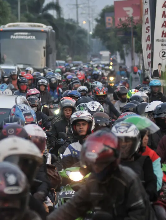 <p>Keramaian arus mudik pesepeda motor memadati Jalur Kalimalang, Bekasi, Jawa Barat, Rabu (13/6) pagi. Data sementara tercatat hingga pagi ini sekitar 40 ribuan kendaraan roda dua melintas jalur Kalimalang arah Pantura. (Merdeka.com/Iqbal S. Nugroho)</p>