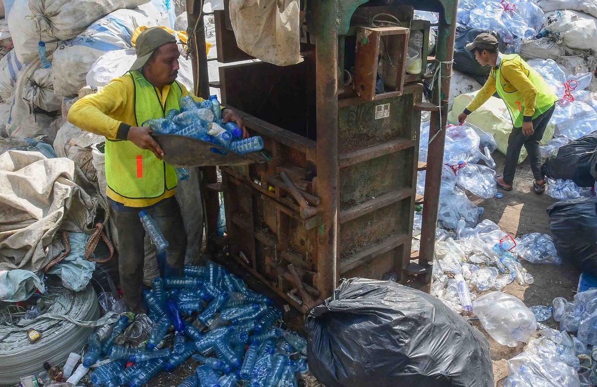FOTO: Mengintip Proses Daur Ulang Botol Plastik Menjadi Cacahan  Plastik Bernilai Jual Tinggi