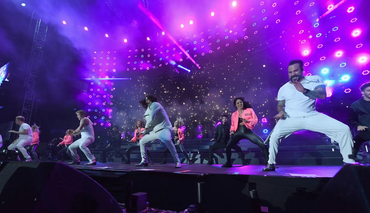 Aksi panggung personil Backstreet Boys saat menghibur penonton di Wango Tango 2017 di StubHub Center, California, (13/5). Boyband yang terbentuk tahun 1993 ini tampil menghibur penggemarnya.   (Kevin Winter/Getty Images/AFP)