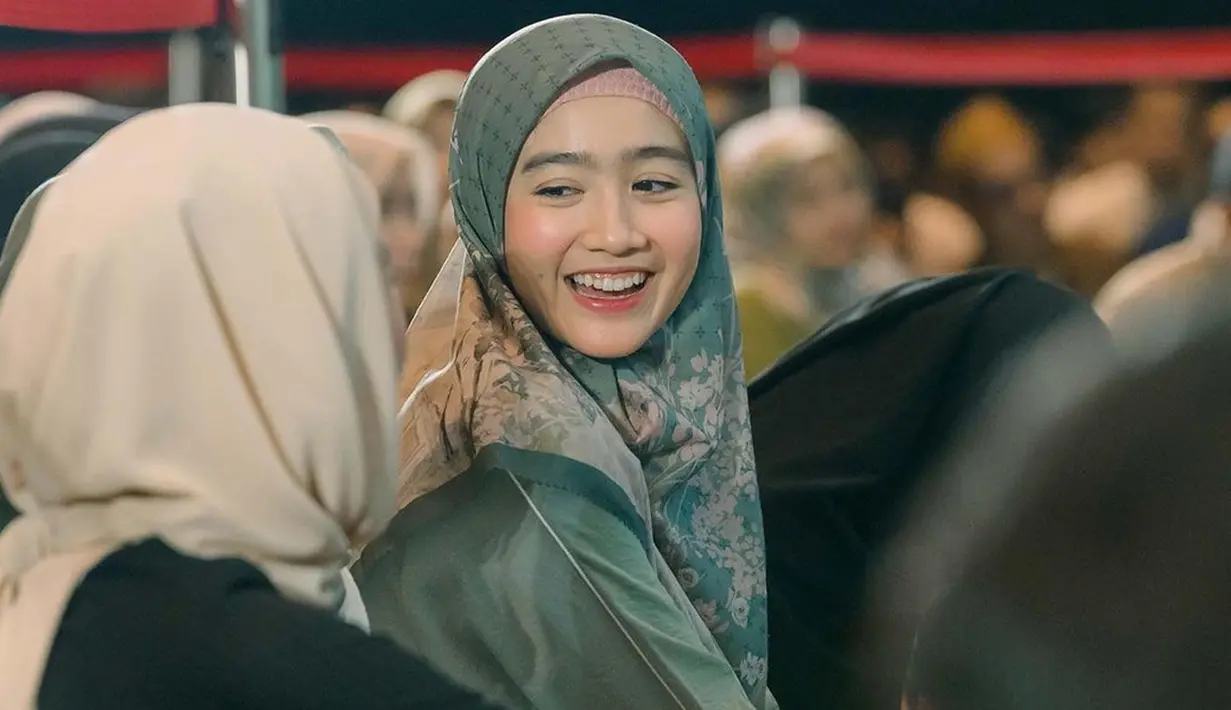 Jepretan foto yang memperlihatkan momen Febby mengikuti kajian ini langsung membuat netizen terpana. Penampilan terbarunya setelah pulang umrah ini disebut makin bersinar dan bikin adem. Ia juga terlihat tersenyum ramah kepada peserta lain dalam kajian yang duduk di dekatnya. (Liputan6.com/IG/@ayah_amanah)