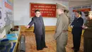 Pemimpin Korea Utara, Kim Jong-Un saat melakukan kunjungan ke institut material kimia di Akademi Ilmu Pertahanan pada tanggal 23 Agustus 2017. (AFP Photo/Kcna Via Kns/Str)