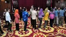 Acara halal bihalal ini dimulai sejak pukul 11.30 WIB, dan dihadiri pegawai Kemenko. Berbaris melingkar, satu per satu para pegawai menyalami CT (Liputan6.com/Faizal Fanani)
