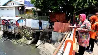 Wali Kota Surabaya Tri Rismaharini mengecek sungai di Mulyosari. (Dian Kurniawan/Liputan6.com)