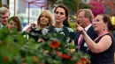Kate Middleton bersama pengunjung lainnya melihat bunga yang dipamerkan di Chelsea Flower Show di London, Senin (22/5). Chelsea Flower Dhow, digelar untuk umum di halaman Royal Hospital Chelsea. (AP Photo/Ben Stansall/Pool)