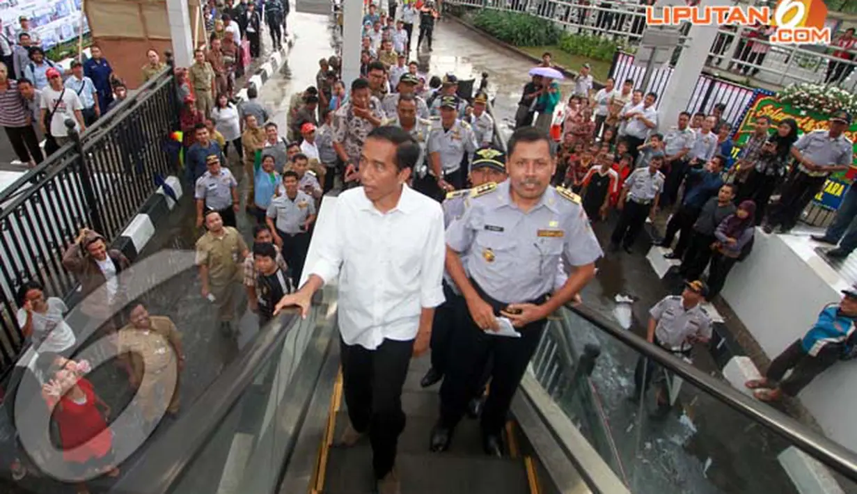 Gubernur DKI Jakarta Joko Widodo menaiki eskalator di Terminal Manggarai, Jakarta, Rabu (16/04/2014) (Liputan6.com/Herman Zakharia).