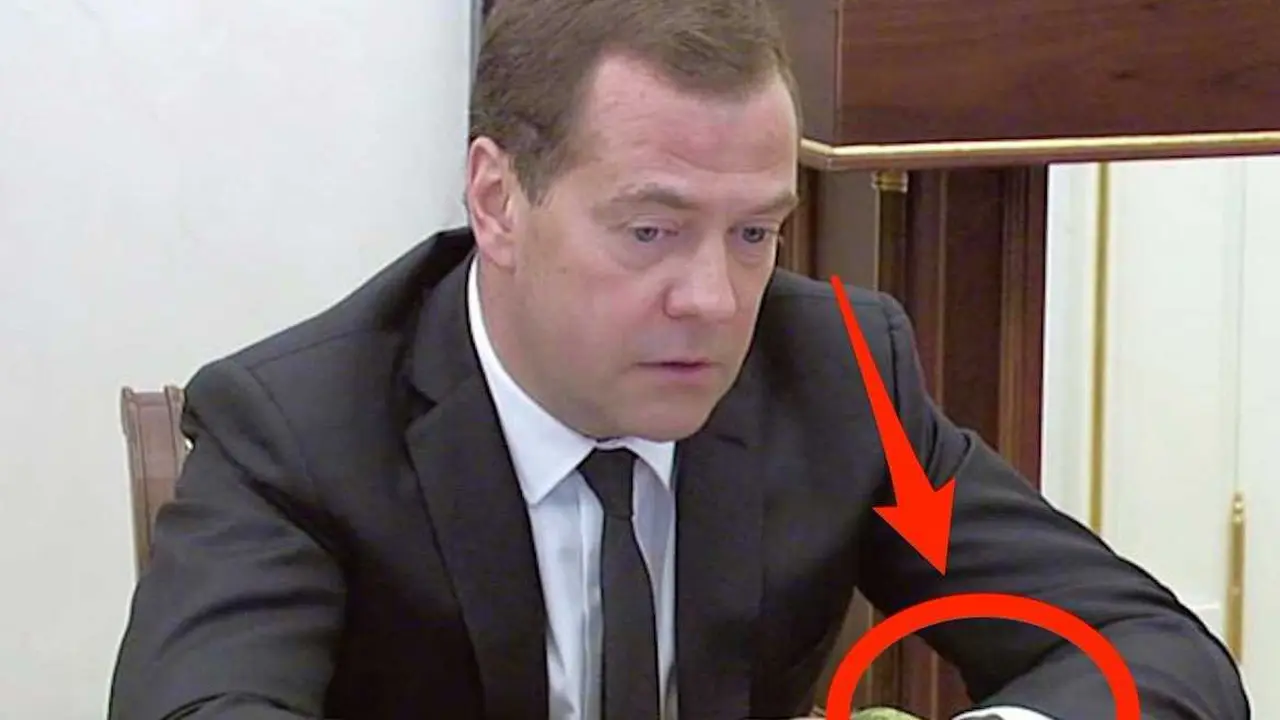 PM Rusia Kepergok Kenakan Apple Watch