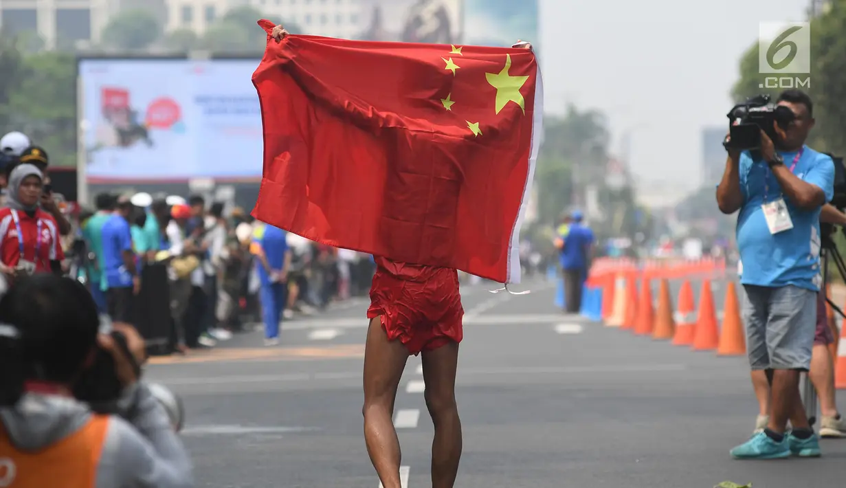 Atlet China, Qin Wang melakukan selebrasi usai menjadi runner up cabang olahraga jalan cepat 50 Km putra di Asian Games 2018, Jakarta, Kamis (30/8). Qin Wang menorehkan waktu 4 jam 6 menit dan 48 detik. (Merdeka.com/Imam Buhori)