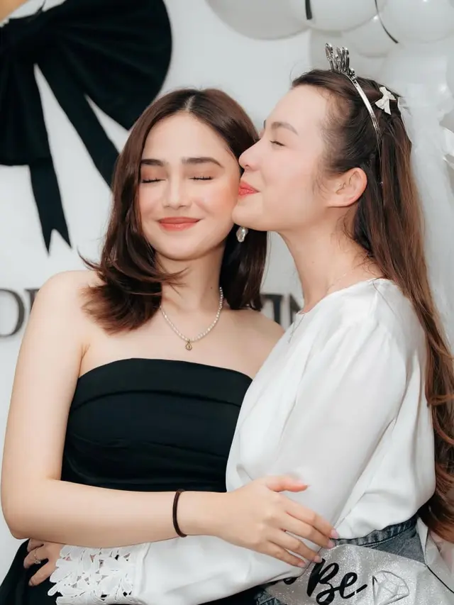 Syifa Hadju Saat Berikan Kejutan Bridal Shower Haviza Devi Anjani. [@havizadevianjani]