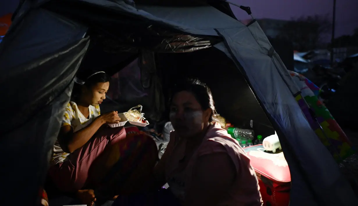 Upaya pengiriman bantuan ke Myanmar terhambat akibat pemadaman listrik hingga jaringan komunikasi yang bermasalah. (Sai Aung MAIN/AFP)