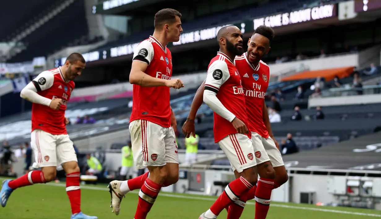 Penyerang Arsenal, Alexandre Lacazette (kedua kanan) berselebrasi usai mencetak gol ke gawang Tottenham Hotspur pada pertandingan lanjutan Liga Inggris di Stadion Tottenham Hotspur di London, Inggris, Minggu (12/7/2020). Tottenham menang tipis atas Arsenal 2-1. (Tim Goode/Pool via AP)